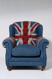Blauer Sessel mit Union Jack Muster auf Lehne und Sitz, vor schlichtem Hintergrund.