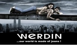 Zwei Personen posieren in Jeans auf einem Stahlträger über einer Stadt. Text: "WERDIN ...our world is made of jeans!"