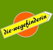 Grüner Hintergrund, gelber Pfeil mit orangefarbenem Kreis, Text: "die-wegefinderin".