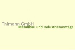 Text auf gelbem Hintergrund: "Thimann GmbH Metallbau und Industriemontage" in Grau und Grün.
