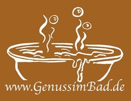 Weiße Badewanne mit Dampf auf braunem Hintergrund, Text: "www.GenussimBad.de".