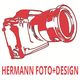 Illustration einer roten Kamera mit dem Text "HERMANN FOTO + DESIGN" darunter.