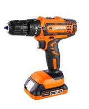 Taladro inalámbrico negro y naranja sobre fondo blanco.