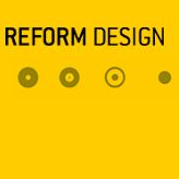 Gelber Hintergrund, schwarzer Text "REFORM DESIGN", vier grüne Kreise in einer Reihe.