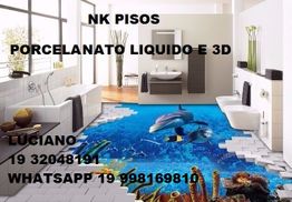 Casa de banho com piso 3D de golfinhos e azulejos brancos. Texto de contato impresso.