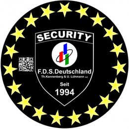 Schwarzes Wappen mit gelben Sternen, "SECURITY F.D.S. Deutschland", QR-Code, seit 1994.