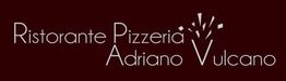 Logo von "Ristorante Pizzeria Adriano Vulcano" auf dunkelrotem Hintergrund mit hellem Schriftzug.