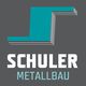 Logo von Schuler Metallbau mit stilisiertem blauem Metallprofil auf grauem Hintergrund.