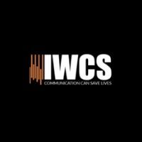 Sort baggrund med teksten "IWCS, Communication Can Save Lives" i hvid og orange skrift.