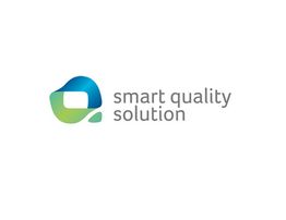 Logo mit blau-grünem Symbol und Text: "smart quality solution" in Grau.