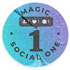Runder Aufkleber mit "MAGIC SOCIAL ONE" und sozialen Medien-Symbolen auf blau-violettem Hintergrund.