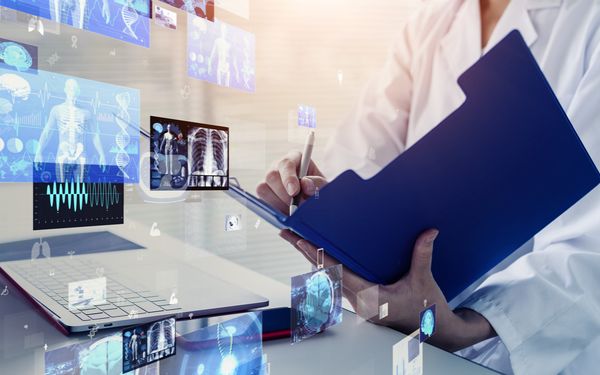 Arzt notiert etwas in Patientenakte