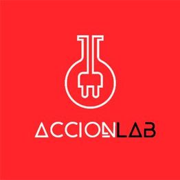 Logotipo de "AccionLab" en fondo rojo con símbolo de matraz y enchufe en blanco.