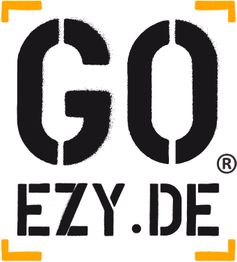 GO EZY.DE Logo mit schwarzen Buchstaben und orangefarbenen Ecken auf weißem Hintergrund.