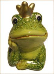 Keramikfrosch mit goldener Krone auf dem Kopf, schaut direkt nach vorne.