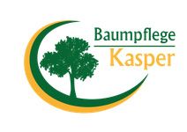 Logo mit grün-gelbem Halbkreis, Baum und Text: "Baumpflege Kasper".