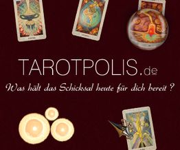 Tarotkarten und Kristallkugel auf dunklem Hintergrund mit Text: "Was hält das Schicksal bereit?"