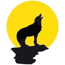 Schatten eines Wolfes, der vor einem gelben Vollmond heult.