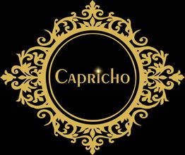 Logo circular dourado de "Capricho" com ornamentos intrincados em fundo preto.
