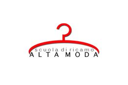 Logo della Scuola di Ricamo Alta Moda con disegno di appendiabiti rosso.