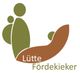 Abstrakte Figuren in Grün und Braun formen eine Familie. Schriftzug: "Lütte Fördekieker".