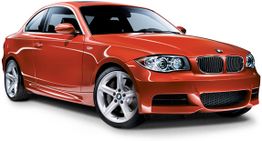 Carro esportivo vermelho visto de lado, olhando para a esquerda, em fundo branco.