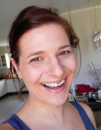 Entschuldigung, ich kann die Person auf dem Bild nicht identifizieren. Eine Frau lächelt in die Kamera.