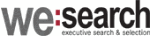 Logo von we:search, spezialisiert auf Executive Search und Auswahl, in Grau und Rot.