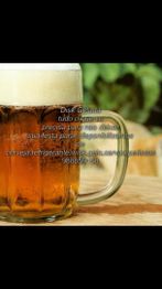 Copo de cerveja em uma mesa com informações de contato para serviço de bebidas.