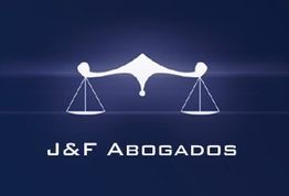 Logo de "J&F Abogados" con balanza y fondo azul oscuro.