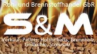 S&M Logo mit Pellets und Flammen, Text: Verkauf von Brennstoffen wie Holzbriketts und Streusalz.