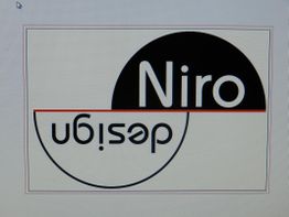 Schwarzes und weißes "Niro design"-Logo mit Halbkreis und rotem Trennstrich.