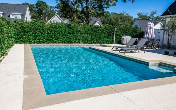 Stahlwandpool in einem Garten