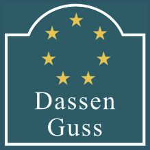 Ein Logo mit sieben gelben Sternen über dem Text "Dassen Guss" auf blauem Hintergrund.
