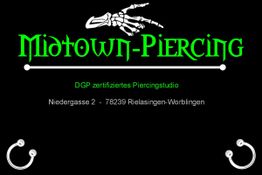 Schwarzes Schild mit "Midtown-Piercing" und Adresse, dekoriert mit Piercings und Skelett-Hand.