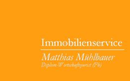 Orange Hintergrund mit weißem Text: "Immobilienservice Matthias Mühlbauer, Diplom-Wirtschaftsjurist (FH)".