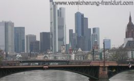 Blick auf die Skyline von Frankfurt mit Wolkenkratzern und einer Brücke über dem Main.