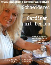 Person näht an einer Maschine, Textangaben zur Schneiderei und Gardinen in Coburg.