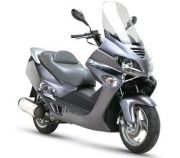 Silberner Motorroller mit Windschutzscheibe auf weißem Hintergrund.