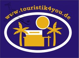 Logo mit Palmen, Gebäude, Sonne, Flugzeug und der URL www.touristik4you.de auf blauem Hintergrund.