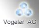 Logo der Vogeler AG mit drei blauen Kugeln darüber auf grauem Hintergrund.
