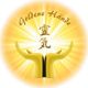 "Goldene Hände und japanisches Schriftzeichen vor strahlendem gelbem Hintergrund."