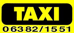Gelbes Taxi-Schild mit Telefonnummer 06382/1551 in schwarzen Buchstaben auf gelbem Hintergrund.