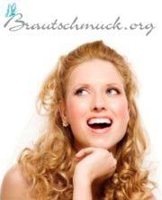 Eine lächelnde Frau mit lockigem Haar, Schriftzug "Brautschmuck.org" oben im Bild.