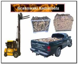 Gabelstapler und LKW mit Kaminholz, "Grabowski Kaminholz" im oberen Banner.
