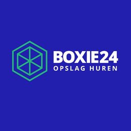 Blauw logo met groene zeshoek en tekst "BOXIE24 OPSLAG HUREN" in witte letters.