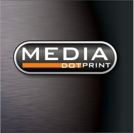 Schwarzes Logo mit "Media Dot Print" in Weiß und Orange auf metallischem Hintergrund.