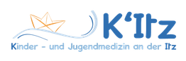 Logo mit Papierschiffchen und Text: "Kinder- und Jugendmedizin an der Ilz".