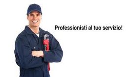 Uomo in tuta blu sorride con una chiave inglese in mano. Testo: "Professionisti al tuo servizio!".