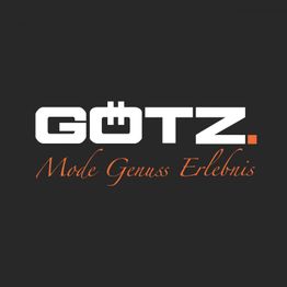 GÖTZ-Logo mit Slogan "Mode Genuss Erlebnis" in Orange auf schwarzem Hintergrund.